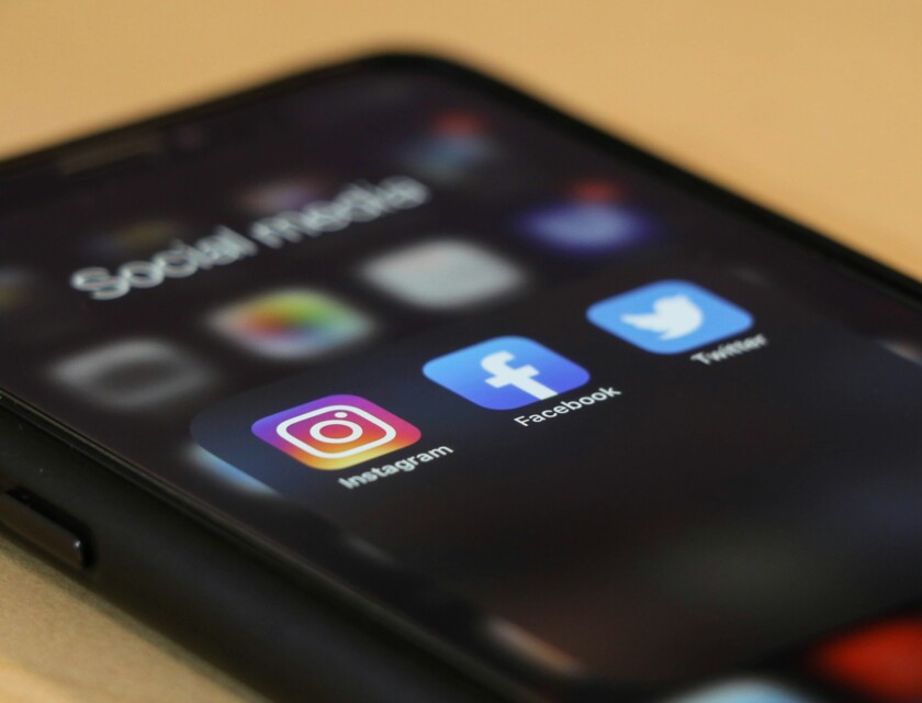 Smartphone mit Social Media Apps